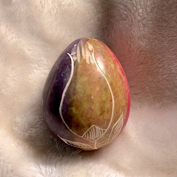 🇰🇪👱🏾‍♀️🌹 AFRICAN HAND CARVED ETCHED FLORAL DECORATIVE STONE EGG FROM KENYA - Picture 6 of 9